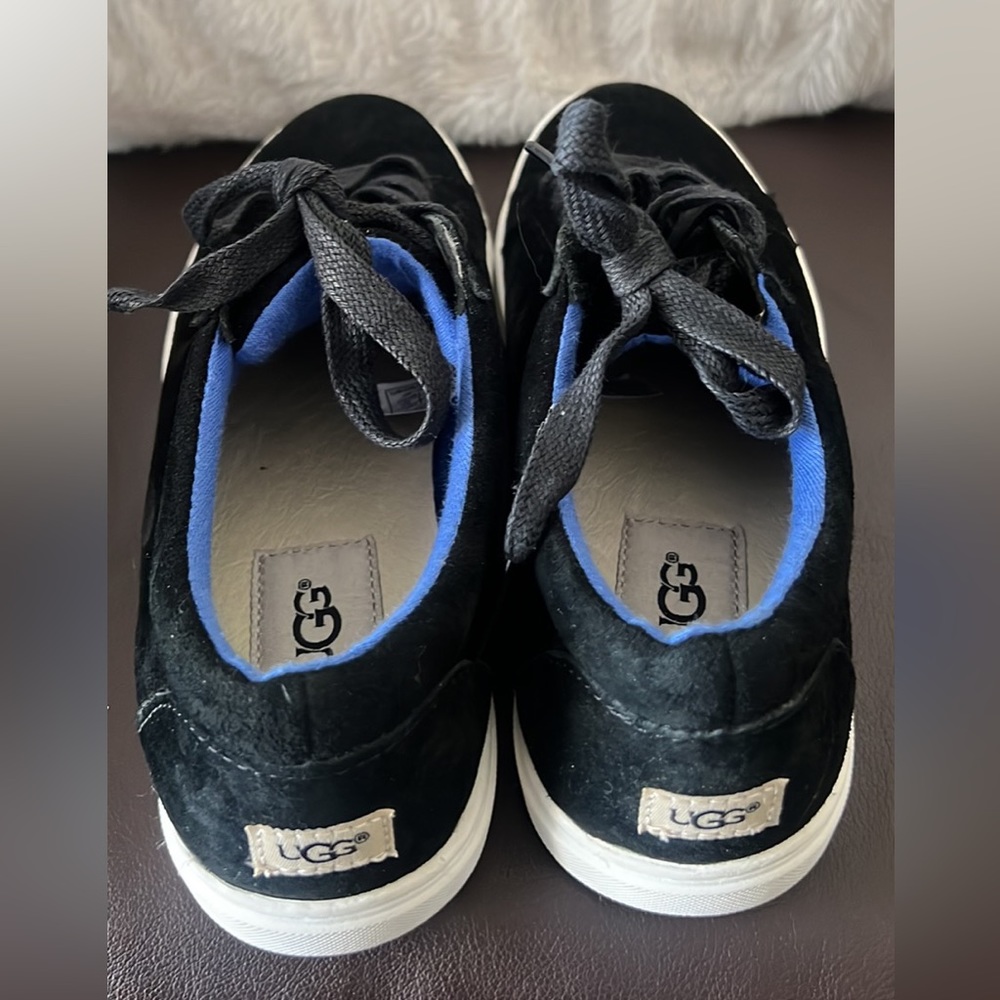 UGG shoes size 5 in black like new